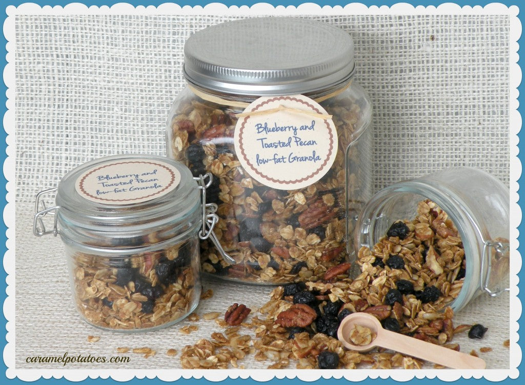 GRANOLA WITH BLUEBERRIES AND PECANS